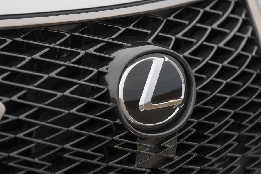 Логотип Lexus NX300 F-Sport 2017 года  (NA) (фото 18 из 41)